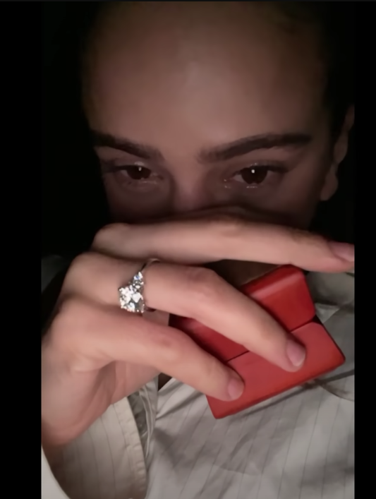 $!Se comprometen Rosalía y Rauw Alejandro en matrimonio