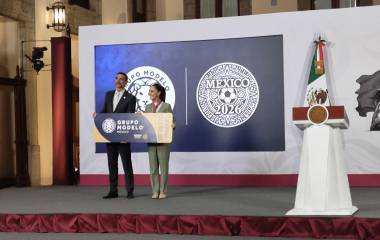 El presidente de Grupo Modelo y Claudia Sheinbaum hacen el anuncio de los boletos que se regalarán.