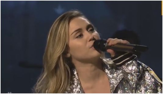 Miley Cyrus luce sin sostén en el programa Saturday Night Live