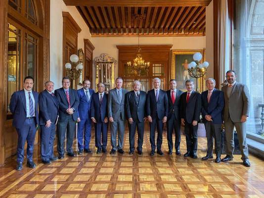 El Presidente Andrés Manuel López Obrador con los gobernadores priistas.