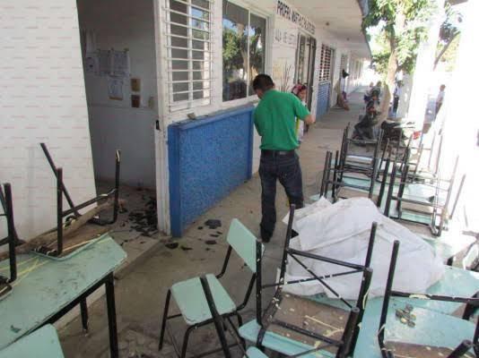 Limpeza en un plantel escolar previo a la clases presenciales.
