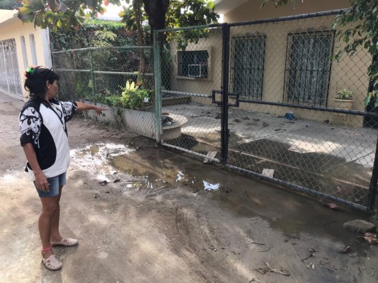 En Mazatlán, se colapsa drenaje en la Colonia Casas Económicas y sale por viviendas y calles