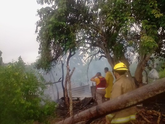 Fuego consume choza en Escuinapa