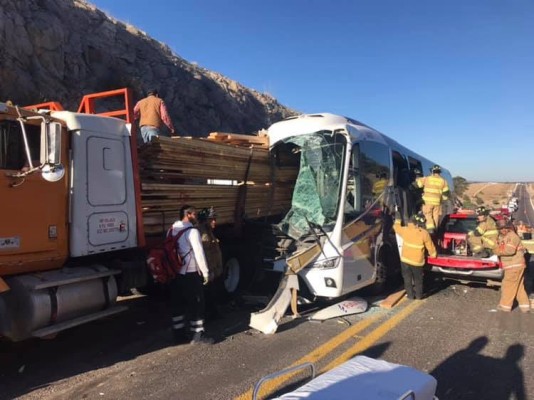 Autobús sale de Los Mochis a Monterrey, choca en Durango y se matan cinco personas