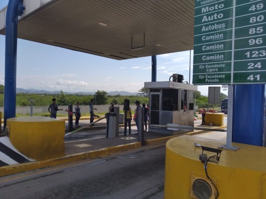 Grupo de personas toma caseta de cobro de autopista en Mazatlán, en El Vainillo