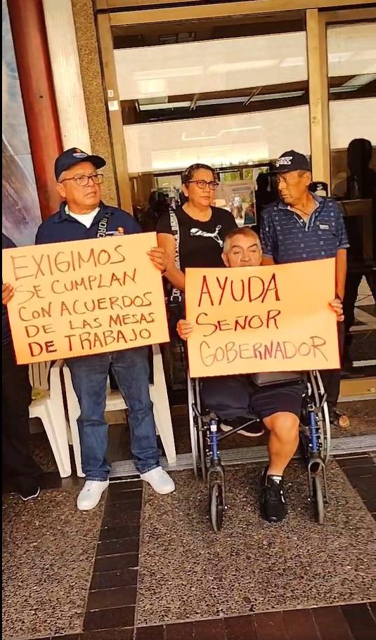 $!Bloquean Guerreros Azules accesos al Palacio de Gobierno