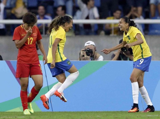 Brasil golea 3-0 a China en comienzo de futbol femenino