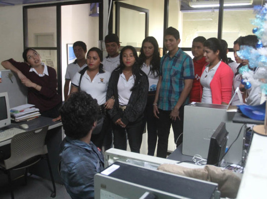 Alumnos de preparatoria UAS, extensión Agua Verde, conocen Noroeste