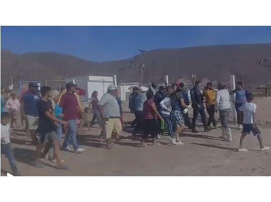 Corren de campo pesquero a promotores de la planta de amoniaco, los acusan de corruptos y vendidos