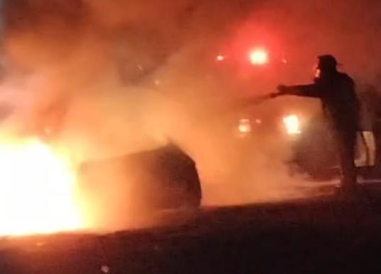 $!Auto se incendia en la carretera Internacional al sur de Mazatlán