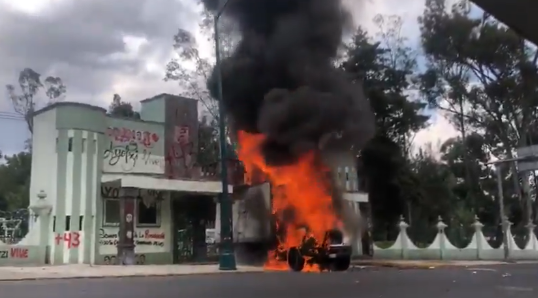 Camión incendiado en la entrada del Campo Militar número 1 en la Ciudad de México durante protesta de estudiantes normalistas de Ayotzinapa.