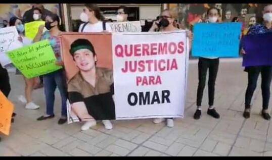 Familiares de Omar Ulises se manifiestan en el Palacio de Gobierno, para mostrar la injusticia en que incurrió el Ejército mexicano.
