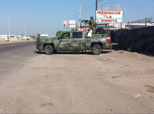 Continúan peritajes en zona donde emboscaron a militares en Culiacán.