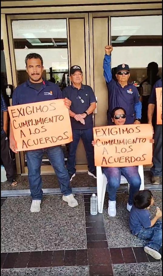 $!Bloquean Guerreros Azules accesos al Palacio de Gobierno