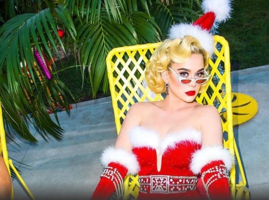 Katy Perry adelanta la Navidad con su video Cozy Little Christmas