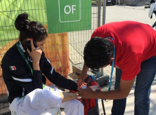 La sinaloense Itzel Manjarrez es atendida por un médico de la Conade.