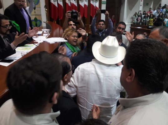 VIDEO Violencia entre diputados del PRI y Morena en la Cámara de Sinaloa