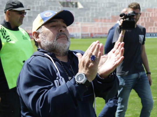 Diego Armando Maradona seguirá como DT del Gimnasia