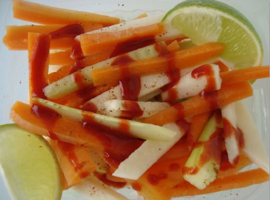 La jícama, zanahoria y pepino, con limón y chilito, son una sana y deliciosa opción para saborear entre comidas.