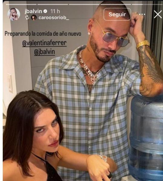 $!El colombiano J Balvin compartió una imagen desde la cocina, preparando la cena de Año Nuevo junto a su esposa Valentina Ferrer.