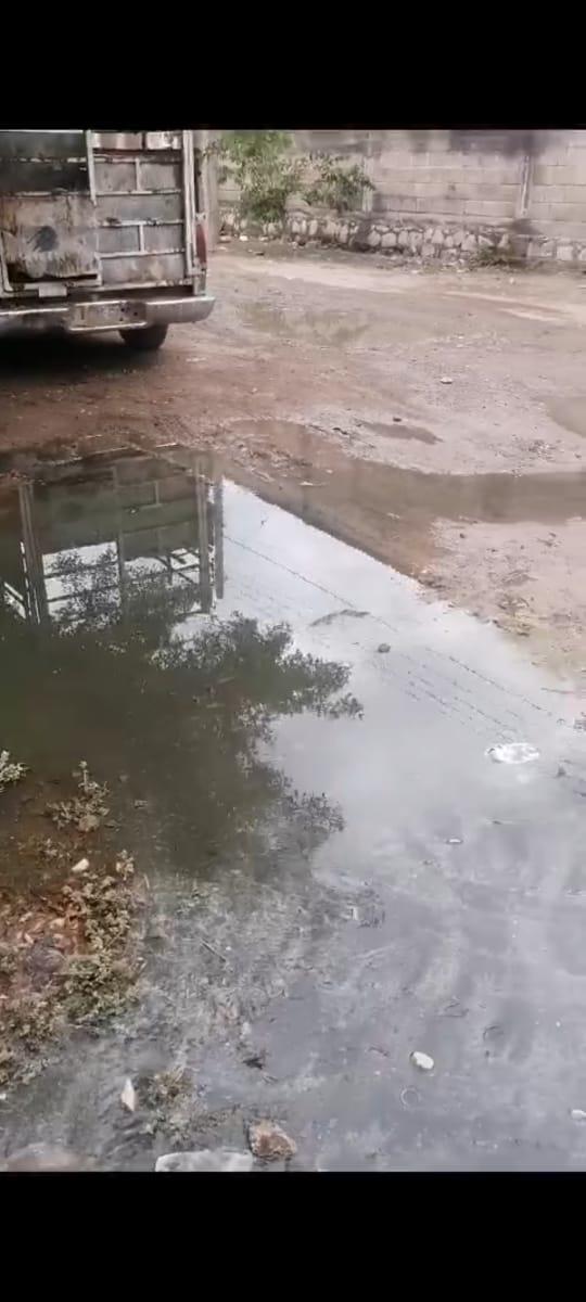 $!Rebosan aguas negras hasta en los patios de las casas de Escuinapa