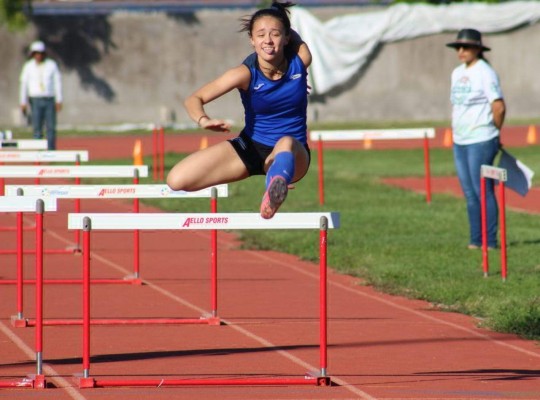 Los atletas buscan dar su mejor marca para avanzar a la etapa estatal.