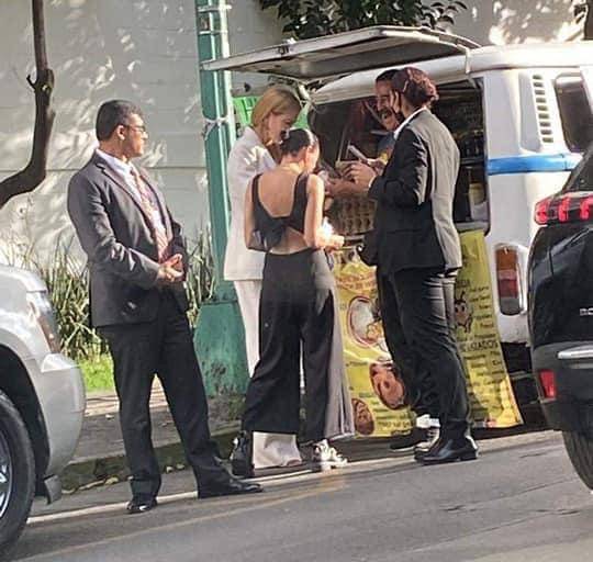 Compra Nicole Kidman quesos en un puesto de la Ciudad de México