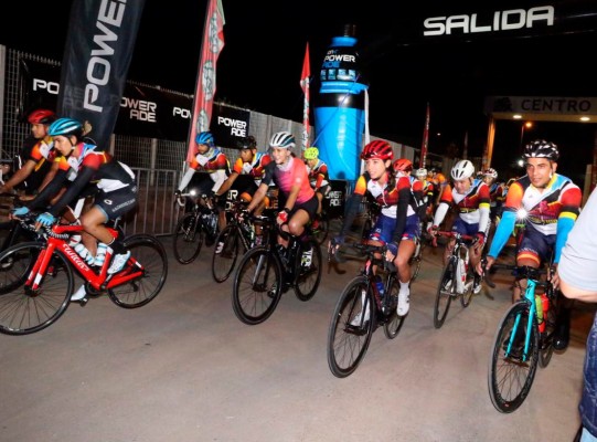 Luz Daniela Gaxiola fue de las seleccionadas nacionales que formaron parte de la Rodada 200K 'Estamos Contigo'. (Cortesía DIF Sinaloa)