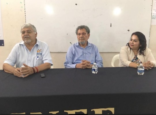 José Fernando Torres Colio, director de la ENEF Mazatlán, el maestro Élmer Mendoza y Alma Yadira Avilés, directora de la Escuela Normal de Sinaloa.
