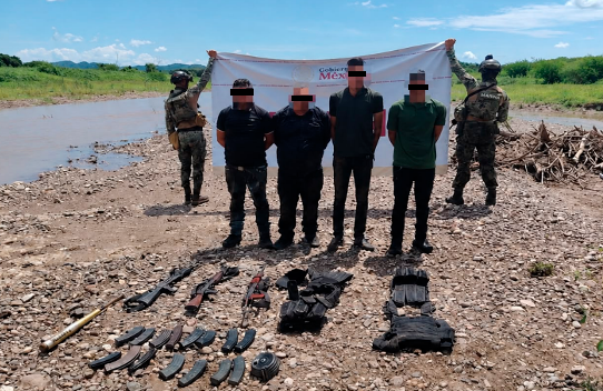 Elementos de la Marina interceptaron el vehículo cuando cuatro sospechosos intentaban cruzar un río.