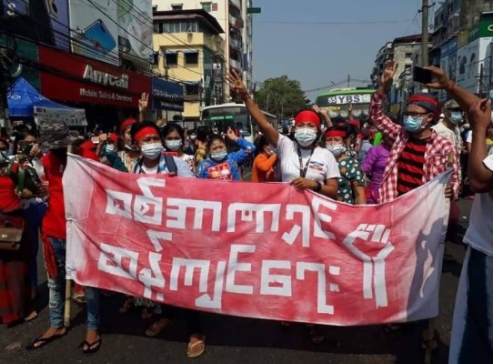 En Myanmar se viven protestas multitudinarias contra el golpe militar, en medio de un apagón de Internet