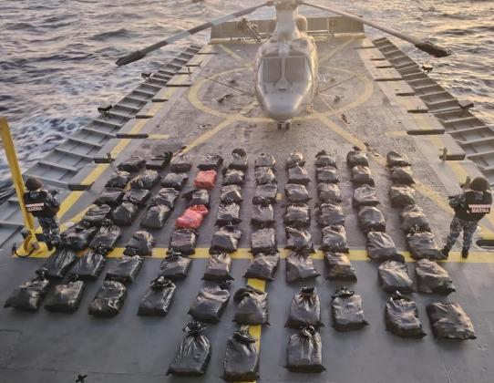 $!Aseguran embarcación con más de 2 mil kilos de presunta cocaína