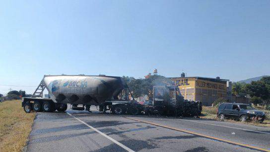 Camión de carga incendiado en una de las carreteras de Michoacán.