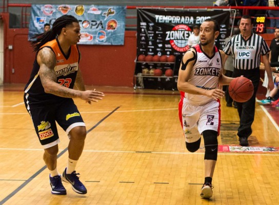 Ante Zonkeys, Náuticos (izq.) ya estrenó su uniforme de gira.