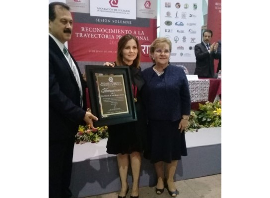 Marcela de Jesús Vergara Jiménez recibe el galardón a la Trayectoria Profesional 2017