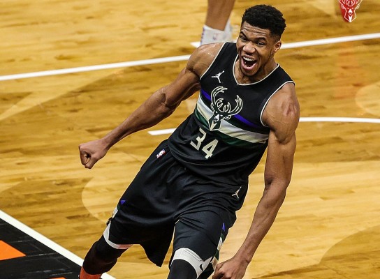 Giannis Antetokounmpo fue la figura de los Bucks ante los Clippers