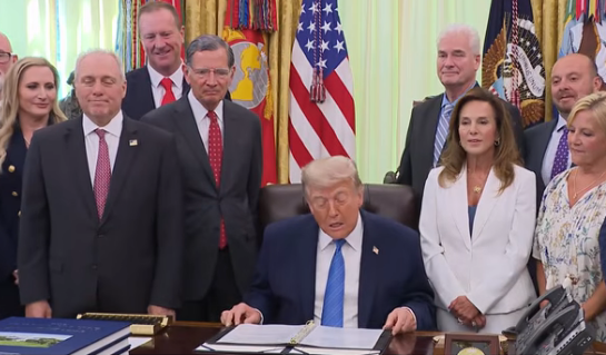El Presidente de Estados Unidos Donald Trump anuncia que el combate al tráfico de fentanilo ahora lo hará por tierra.