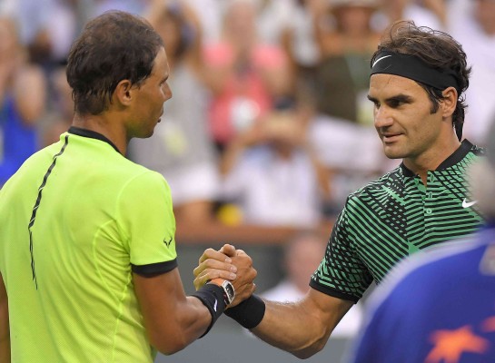 Roger Federer (der.) saluda a Rafael Nadal tras su triunfo.
