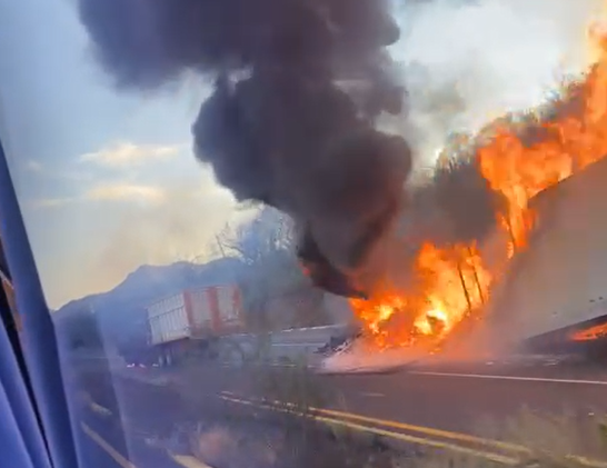 Se incendian tráiler y camión de carga en Elota