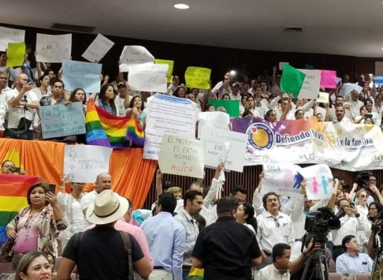 Se escandaliza PRI: ve un futuro atroz en Sinaloa, donde gays podrán adoptar hijos