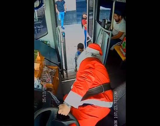 El gesto del operador de transporte fue captado por la cámara de seguridad de la unidad y difundido por la cuenta de Twitter de C4i.