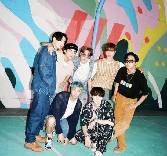 Diferentes actores cantan el tema Dynamite de BTS antes de los Premios Grammy