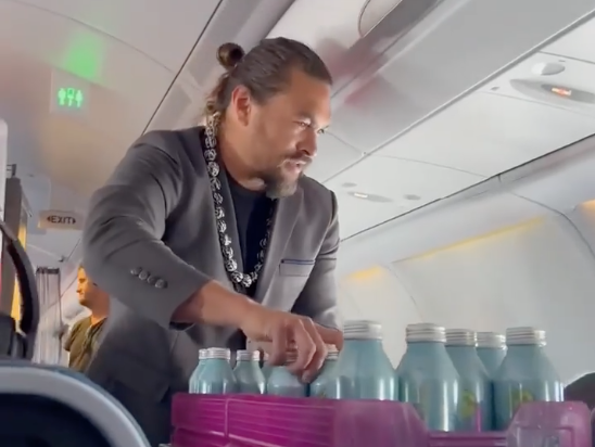 Jason Momoa sorprende a pasajeros de un vuelo regalando botellas de su propia marca de agua embotellada.