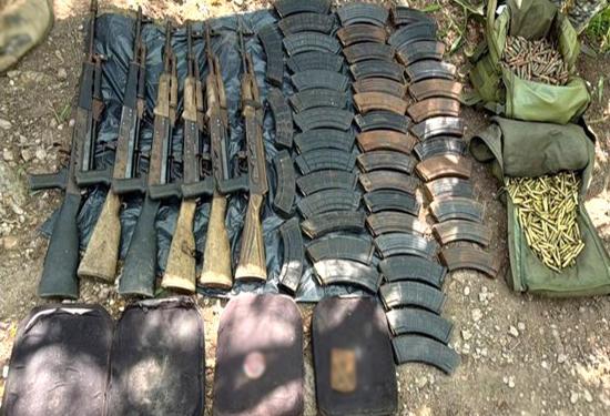 $!Asegura el Ejército armas y más de 3 mil cartuchos en Escuinapa