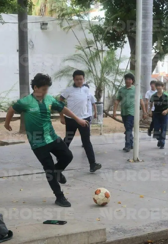 $!Dos mochilas, un balón y el sueño mundialista: jóvenes salen a jugar su propia cascarita