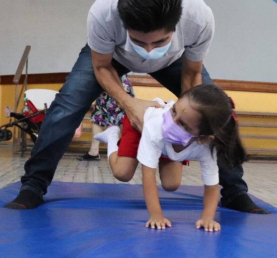 Alumnos de preescolar del ICO conviven con sus papás jugando