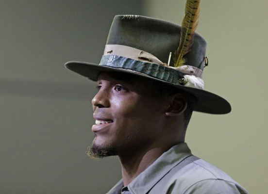 Newton quiere el mismo trato que se les da a otros pasadores de la NFL.