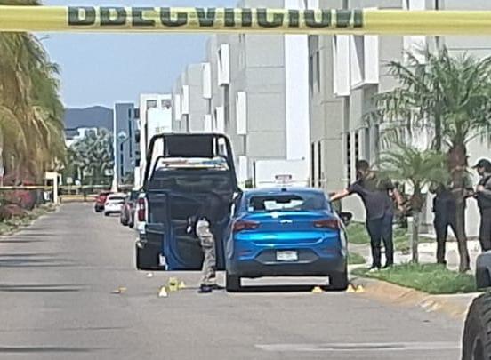 $!Ataque armado en Real del Valle, Mazatlán; disparan contra ocupantes de un automóvil