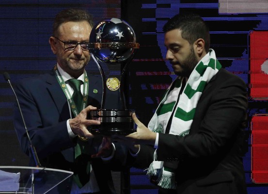 Se entrega el trofeo de la Copa Sudamericana al Chapecoense.
