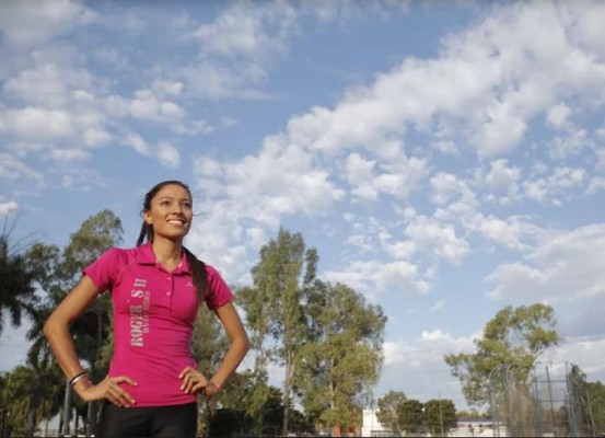 Iza Daniela Flores conquistó el titulo nacional en 100 y 200 metros planos, pero queda fuera de Centroamericanos